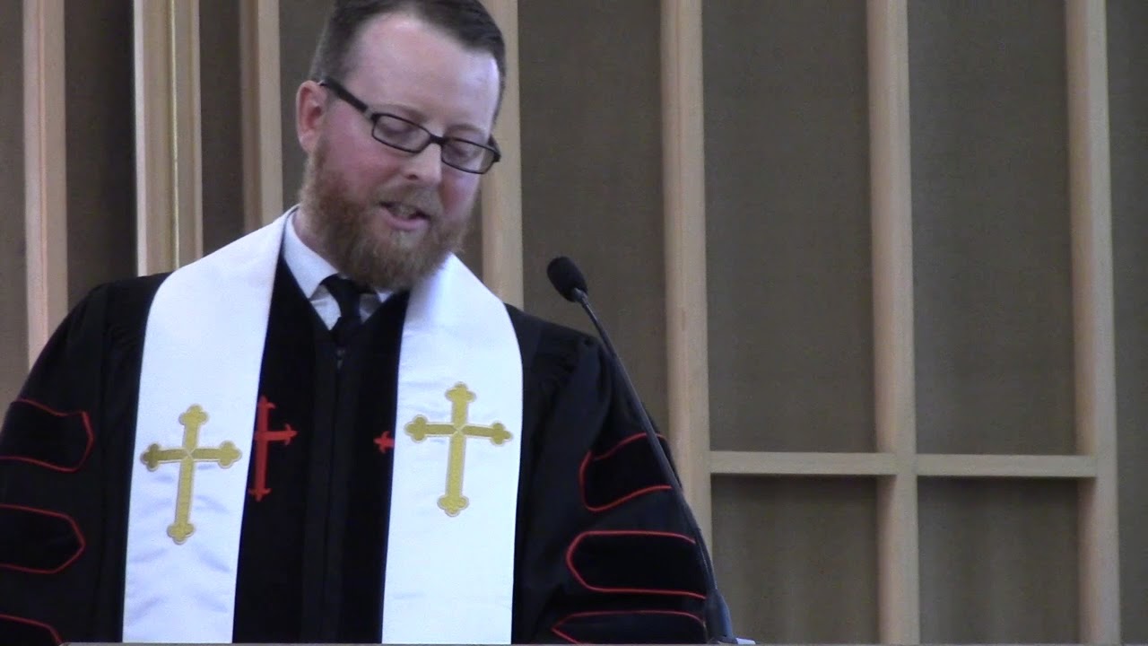 Senior Minister David Kaden wearing a white stole